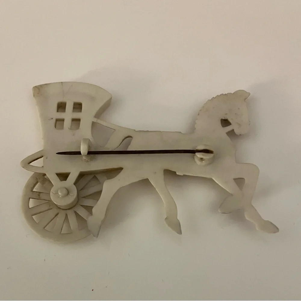 Vintage Celluloid Horse and Carriage Brooch - Picture 2 of 2